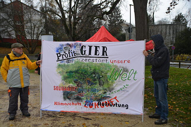 Viele Teilnehmer kamen mit teils aufwendig gestalteten Plakaten