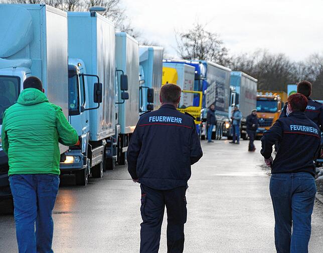 Jeweils ein Fahrer und ein Beifahrer bilden ein Team für die Fahrt, die etwa 12 bis 14 Stunden dauert.