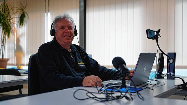 Karl-Heinz Mader, Geschäftsführer der gleichnamigen Fahrschule, in seinem digitalen Fahrschuloffice in Stockach. Er hat nichts gegen den ...