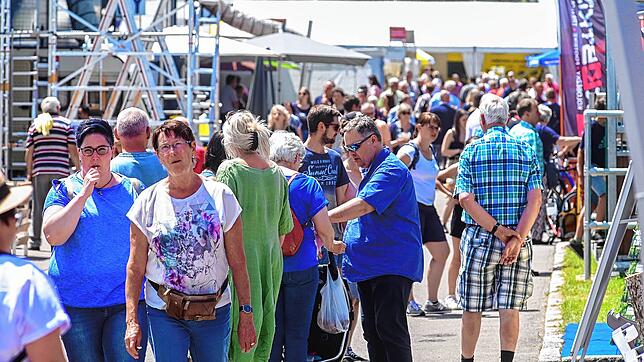 Zahlreiche Besucher strömen an den ersten beiden Tagen der Südwest Messe über das Gelände. Allein 7000 kamen am Eröffnungstag. Die ...