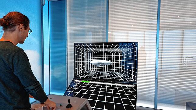 Beim Steuern des Zeppelin NT am Simulator braucht es Fingerspitzengefühl.
