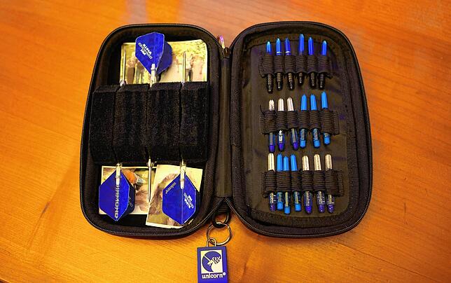 Das Dart Case, mit Pfeilen, Schäften und den Fahnen.