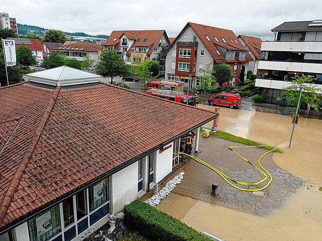 Bis in den Abend hinein waren am 26. Juni Einsatzkräfte zahlreicher Feuerwehren und des THW im Oberteuringer Zentrum mit Abpumpen und ...