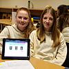 Die Schülerinnen Luisa Dold (links) und Elisabeth Wedele sind Klassensprecherinnen der 8c. Sie entwerfen eine Verhaltensampel, an der ...