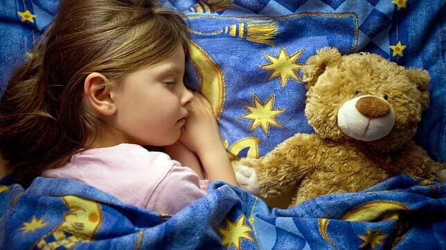 Wie viel Schlaf ist gesund für Kinder? Das kommt auf das Alter an.