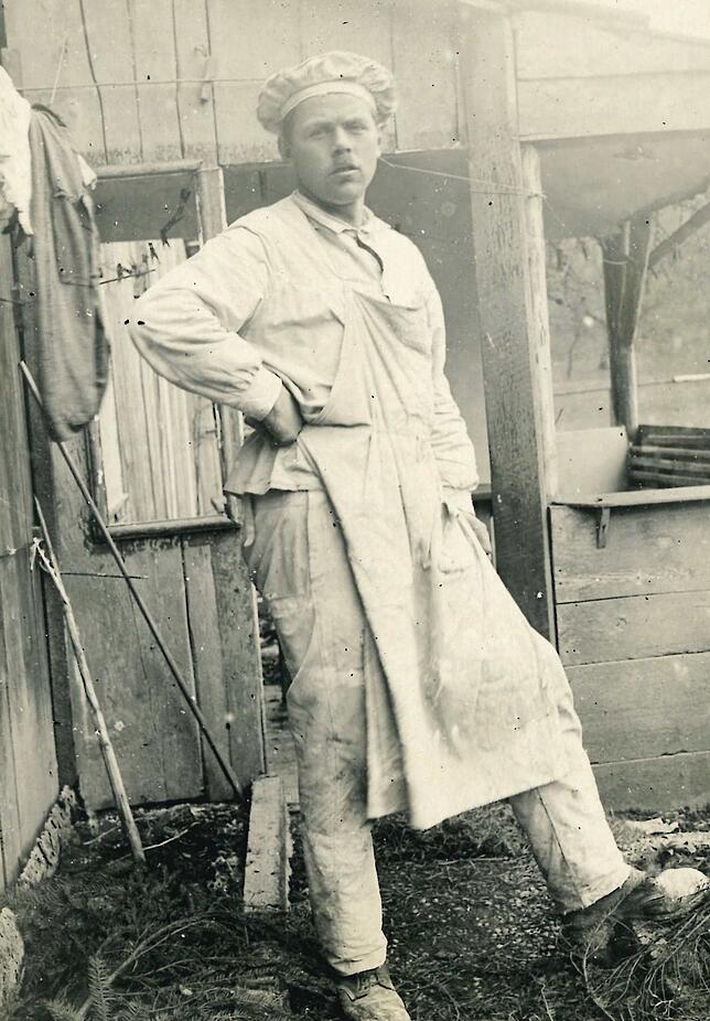 Gipsermeister Anton Bücher um 1925 bei der Arbeit.