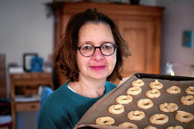 Jacqueline Weiß mit Orangen-Marzipankringeln.