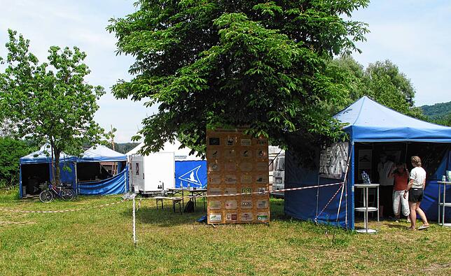 So sieht das Camp aus, rechts das Infozelt für die Besucher.