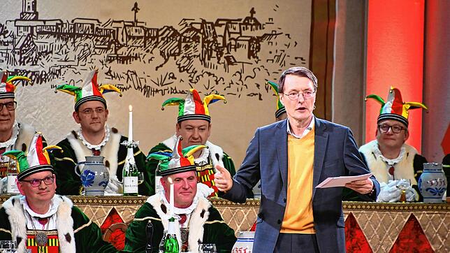 Vor dem Grobgünstigen Narrengericht verteidigte sich Gesundheitsminister Karl Lauterbach am Schmotzigen Dunschtig noch persönlich, zur ...