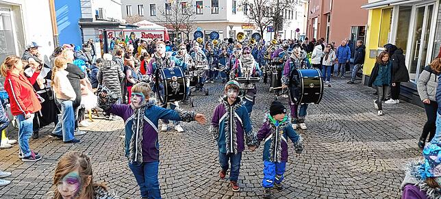 Bild 3: Der große Fasnetsumzug in Tiengen im strahlenden Sonnenschein - hier die schönsten Einblicke