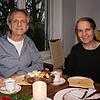 Der Frauenarzt Gottfried Mutzke im Gespräch mit Mitarbeiterin Ursula Freudig. Bild: Privat