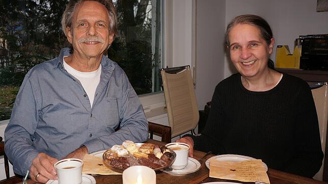 Der Frauenarzt Gottfried Mutzke im Gespräch mit Mitarbeiterin Ursula Freudig. Bild: Privat