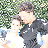 Begehrte Selfies: Trainer Thomas Stamm vom SC Freiburg ist in seiner alten Heimat ein bekannter Mann.