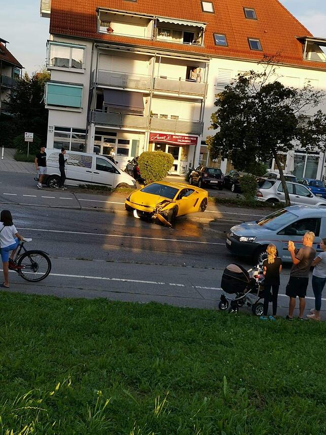 Unfall in der Solarstadt: Ein gelber Lamborghini kam wegen überhöhter Geschwindigkeit von der Fahrbahn ab und prallte gegen einen Baum.