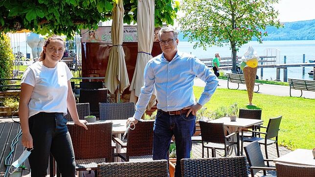 Ulla Szustakowska (Restaurantchefin) und Dirk Limberger (Eigentümer) auf der Außenterrasse des Seerestaurant Adler in Ludwigshafen. Nach ...