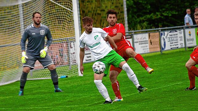Mit einer nahezu synchronen Bewegung sichert der Donaueschinger Max Schneider (vorn) den Ball vor dem Königsfelder Erik Raab. Bild: Rohde