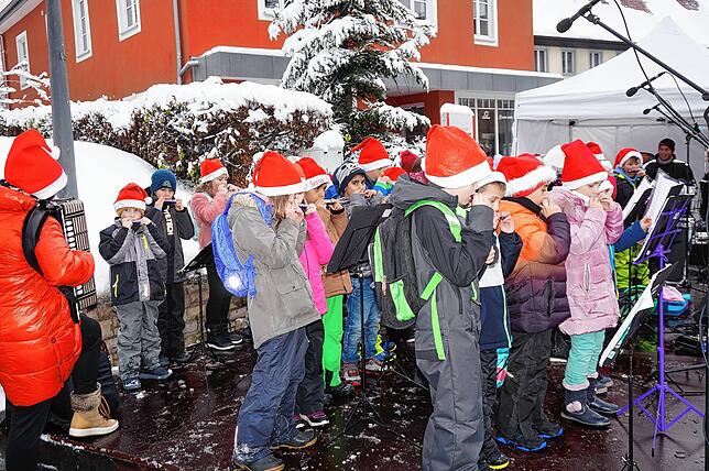 Gerade für die Kinder/Schüler ist ein Auftritt auf den Nikolaus- und Weihnachtsmärkten von großer Bedeutung. Wie hier beim Kloosemärt ...