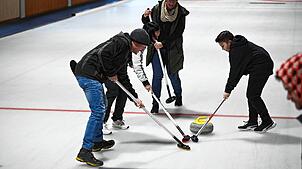 Philipp Weisser, Heike Fichter, Anja Moosmann und Nico Fichter, von links, wischen den Curlingstein möglichst in den Zielkreis. Bilder: ...