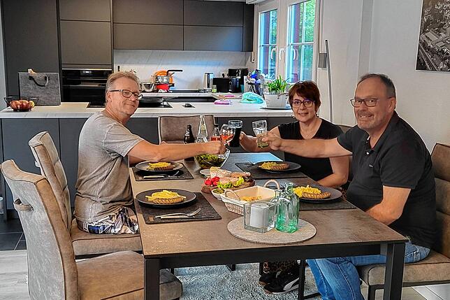 Guten Appetit. Sonja und Norbert Schmitt stoßen mit dem Automatenkoch Roland Sprich auf das Automatenessen an. „Kann man durchaus essen, ...