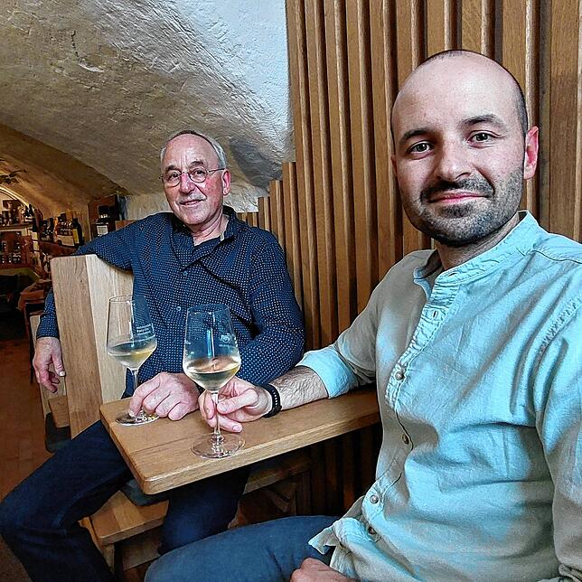 Lukas (rechts) und sein Vater und Vorgänger Andreas Fritz im Eingangsbereich der Weinstube. Die zwei kleinen Tische mit jeweils zwei ...