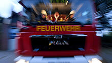Ein Feuerwehrauto im Einsatz (Symbolbild). In Laufenburg mussten Einsatzkräfte ausrücken, weil Gas austrat.