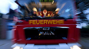 Ein Feuerwehrauto im Einsatz (Symbolbild). In Laufenburg mussten Einsatzkräfte ausrücken, weil Gas austrat.