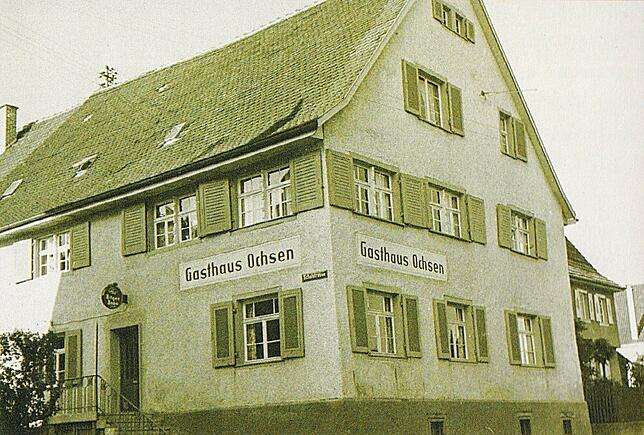 Dieses Foto aus dem Familienarchiv von 1930 zeigt den „Ochsen“ noch mit verputzter Fassade.