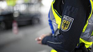 (Symbolbild) Beamte der Bundespolizei vollstrecken in Konstanz am Montag, 12. Mai, zwei Haftbefehle.