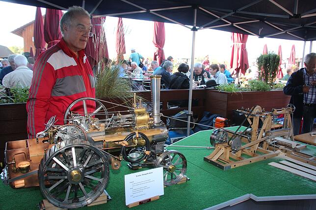 Herbert Türtscher aus dem österreichischen Feldkirch hatte eine horizontale Baumsäge und einen Fowler-Dampftraktor im Maßstab 1:6 ...