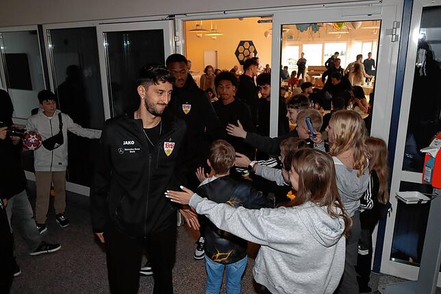 Bild 7: So machen die Profis des VfB Stuttgart den Patienten der Nachsorgeklinik Tannheim große Freude