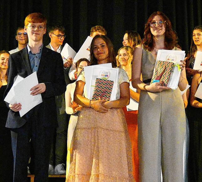 Die Preisträger der ASW: Mika Riesterer – Notendurchschnitt 1,4, Filia Basic – 1,6 und Caroline Donislreiter mit einem ...
