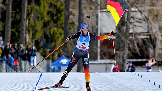 ARCHIV – Franziska Preuss wird zum ersten Mal Einzel-Weltmeisterin und Gesamtweltcup-Siegerin.