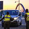 Beamte der Bundespolizei stehen bei der Einreisekontrolle am deutsch-polnischen Grenzübergang Stadtbrücke in Frankfurt (Oder).