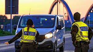 Beamte der Bundespolizei stehen bei der Einreisekontrolle am deutsch-polnischen Grenzübergang Stadtbrücke in Frankfurt (Oder).