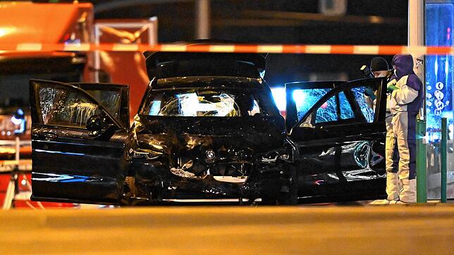 ARCHIV – Die Spurensicherung arbeitet an einem Auto, mit dem ein Täter in eine Menschenmenge auf dem Weihnachtsmarkt in Magdeburg ...