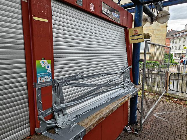 Die Ware weckt Begierden: Inzwischen haben Unbekannte versucht, ins Innere des Kiosks einzudringen. Es blieb allerdings beim Versuch.