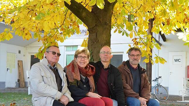 Freuen sich aufs genossenschaftliche Wohnen (von links): Achim und Elisabeth Schulte-Kemna, Jörg Moritz-Reinbach und Armin Zimmermann.