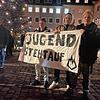 Viel Applaus hatten diese drei Jungs für ihr Banner von den &bdquo;Corona-Spaziergängern&ldquo; geerntet. Auf dem Banner ist auch das ...