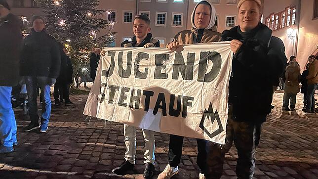 Viel Applaus hatten diese drei Jungs für ihr Banner von den &bdquo;Corona-Spaziergängern&ldquo; geerntet. Auf dem Banner ist auch das ...