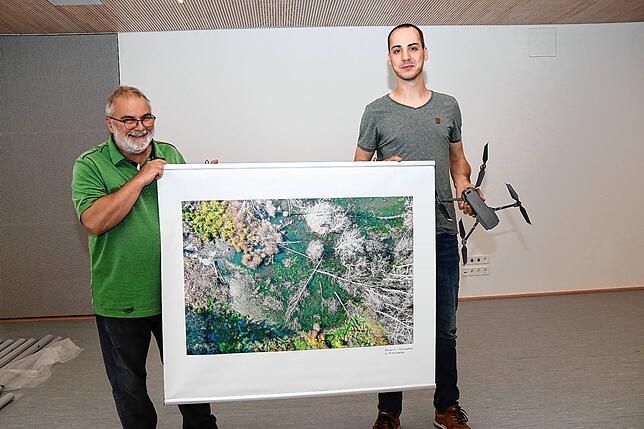 Peter Gapp (von links) und Aaron Potschaske zeigen eine der Drohnenaufnahmen, die im Rahmen der Fotoausstellung aus den ...