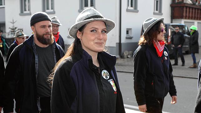 Bild 30: Seenarrentreffen in Dettingen: Auf dem Dorfplatz steht jetzt der Narrenbaum