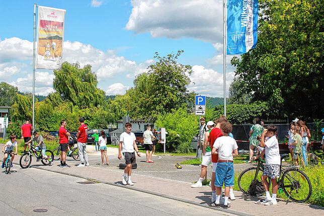Bild 11: Fans warten vor dem Strandbad Bodman auf den FC Liverpool