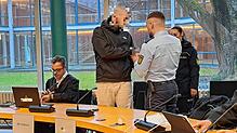 Am zweiten Prozesstag bricht der 20-jährige Angeklagte kurz sein Schweigen. Ihm und einem 35-Jährigen wird von der Staatsanwaltschaft ...