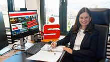 Silvia Knöpfle an ihrem Schreibtisch in der Sparkasse Hochrhein in Waldshut. Ab September ist sie Vorstandsmitglied der Bank, in der sie ...