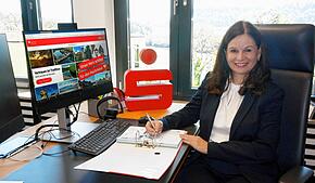 Silvia Knöpfle an ihrem Schreibtisch in der Sparkasse Hochrhein in Waldshut. Ab September ist sie Vorstandsmitglied der Bank, in der sie ...