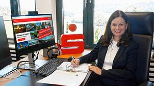 Silvia Knöpfle an ihrem Schreibtisch in der Sparkasse Hochrhein in Waldshut. Ab September ist sie Vorstandsmitglied der Bank, in der sie ...