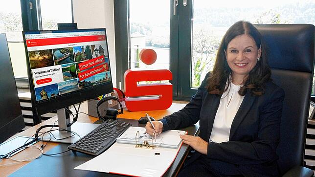 Silvia Knöpfle an ihrem Schreibtisch in der Sparkasse Hochrhein in Waldshut. Ab September ist sie Vorstandsmitglied der Bank, in der sie ...