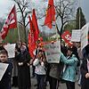 Mitarbeiter der Lauffenmühle haben mit Schildern und Transparenten bei einer Demonstration gegen die Schließung des Unternehmens im ...