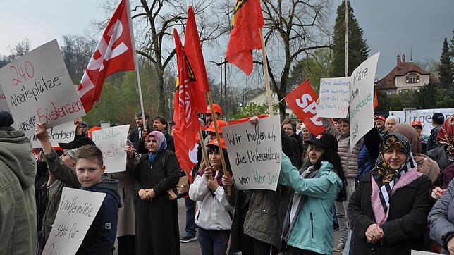 Mitarbeiter der Lauffenmühle haben mit Schildern und Transparenten bei einer Demonstration gegen die Schließung des Unternehmens im ...