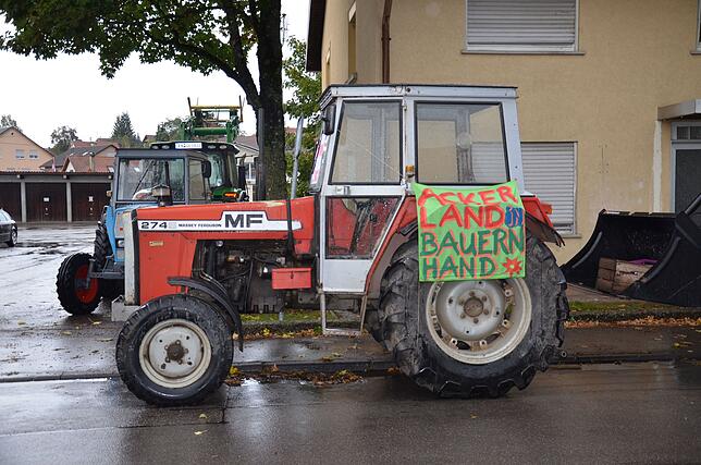Demo am Rathaus in Salem: Landwirte kamen im September mit ihren Traktoren zu einer Ratssitzung in Salem. Auf der Tagesordnung stand ...